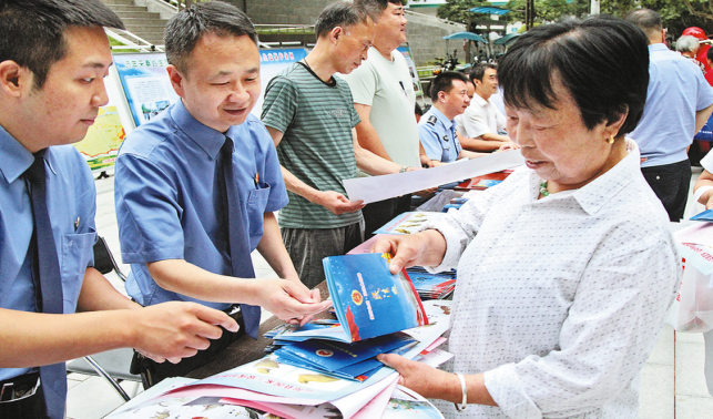 普及法律知識 增強(qiáng)法治觀念