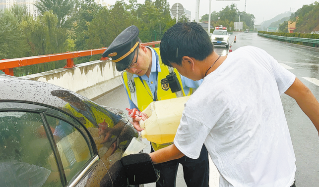 車輛燃油耗盡 路政暖心救助