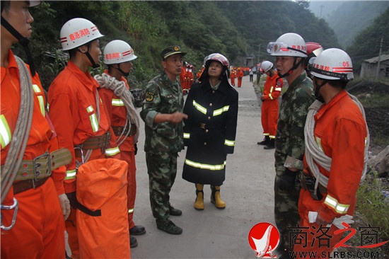 夜幕降臨，參與救援的武警戰(zhàn)士仍在接受任務(wù)。