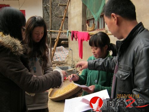 金鳳村三組雙女戶孟遠(yuǎn)麗領(lǐng)取慰問金場(chǎng)景.jpg