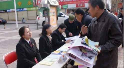 商洛中院干警上街開展法制宣傳