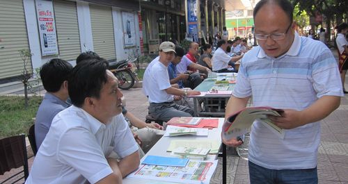 商洛市國土局為市民做土地資源保護(hù)宣傳