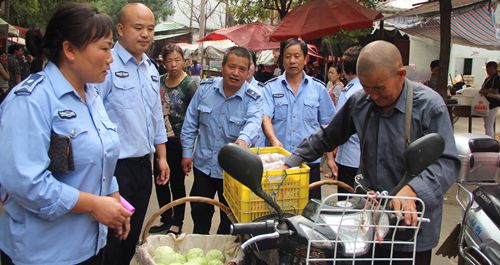 商州市容局執(zhí)法人員進(jìn)行綜合整治