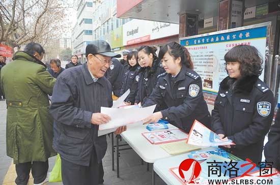 每年1月10日110宣傳日，110指揮中心的民警都會走上街頭進行法律宣傳。