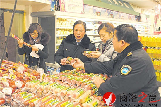 市食品藥品監(jiān)督管理局副局長、市食品藥品監(jiān)察支隊隊長趙宏俠帶隊在超市檢查食品安全。