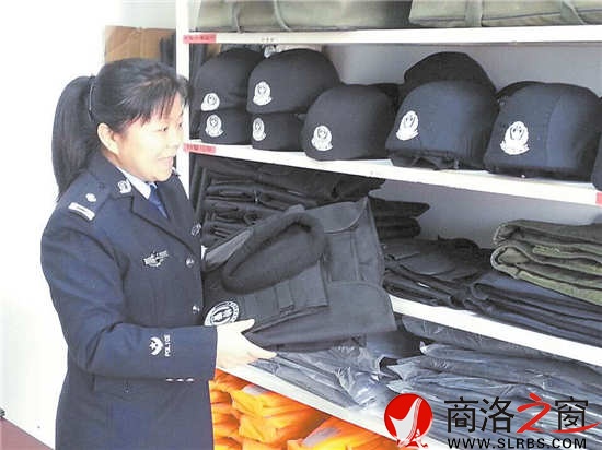 王亞莉在庫房盤點(diǎn)民警衣物