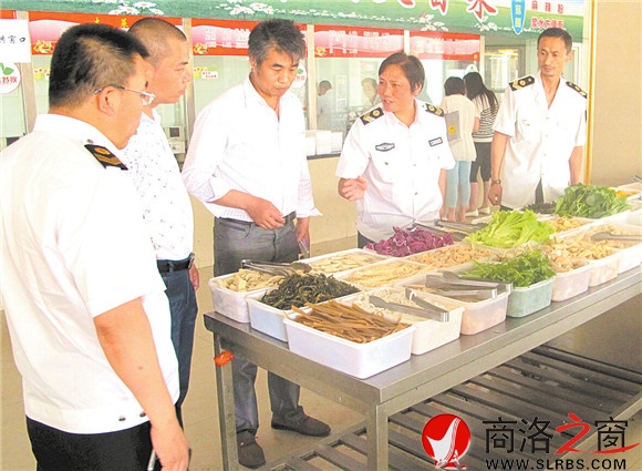 深入學(xué)校食堂檢查校園食品安全