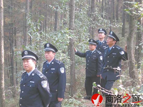 鄭安民（左一）帶領(lǐng)民警在林區(qū)勘察