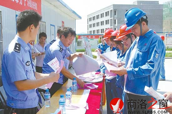 南榮祎帶領(lǐng)治安大隊(duì)民警到園區(qū)進(jìn)行普法宣傳