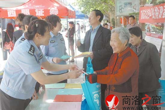 出入境管理處民警走上街頭，向群眾宣傳出入境證件辦理有關(guān)規(guī)定和便民措施。