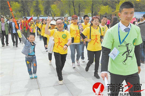 來(lái)自全國(guó)各地的上千人在中國(guó)徒步第一人、“商洛生態(tài)大使”雷殿生的帶領(lǐng)下，行走大秦嶺，穿越牛背梁。