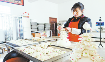 村民巧手做花饃 日子越過越紅火