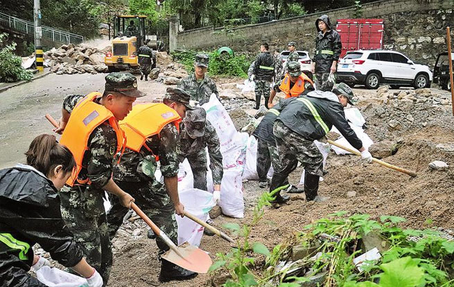 暴雨來襲武警官兵緊急馳援