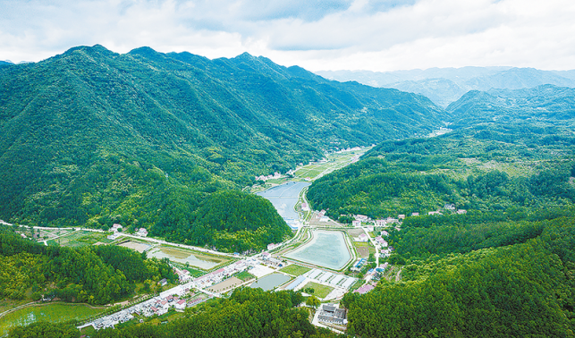 天更藍 水更清 村更美